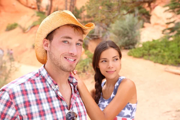 Couple in western USA nature — Stock Photo, Image
