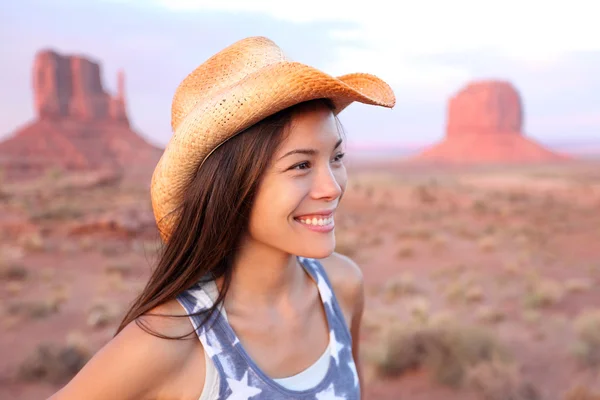 Cowgirl v monument valley — Stock fotografie
