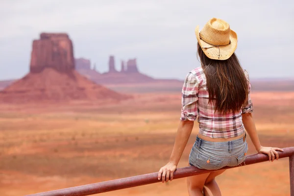 Cowgirl élvezi a monument Valley view — Stock Fotó