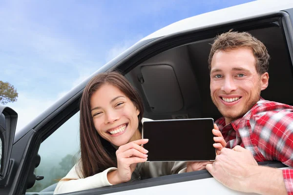 Casal no carro mostrando tela com aplicativo — Fotografia de Stock