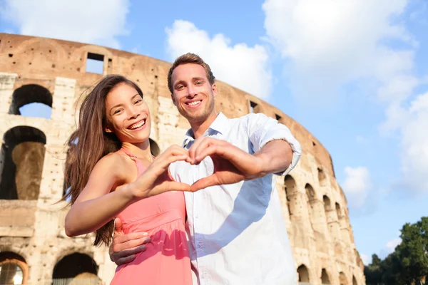 Koppel in rome door colosseum — Stockfoto