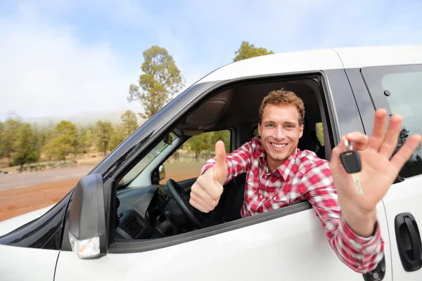 Conductor mostrando las llaves del coche y el pulgar hacia arriba —  Fotos de Stock