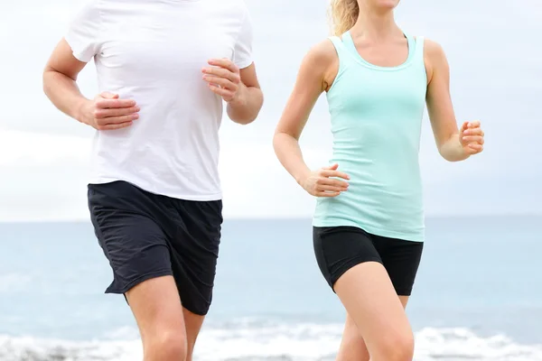 Gente corriendo en la playa —  Fotos de Stock