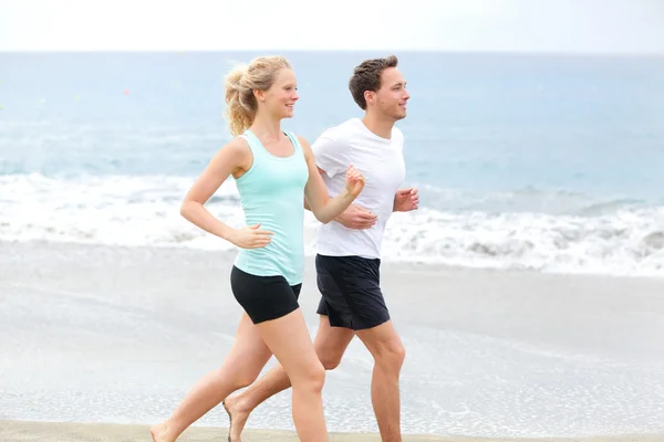 Běžci zaběhat na pláži — Stock fotografie