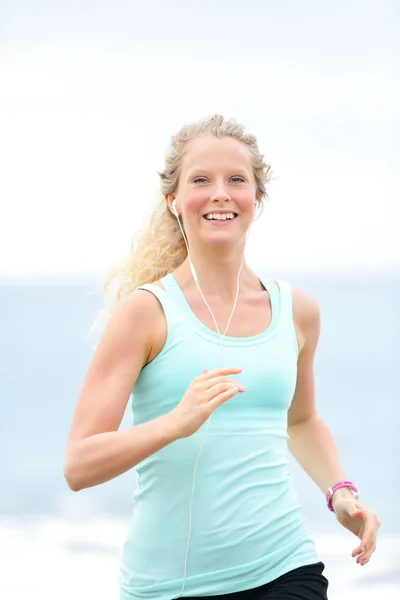 Woman running on beach — Stock Photo, Image