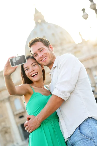 Couple taking selfie by Vatican city in Rome — Stock Photo, Image