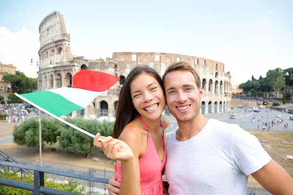 Couple with Italian flag by Colosseum — Stock Photo, Image