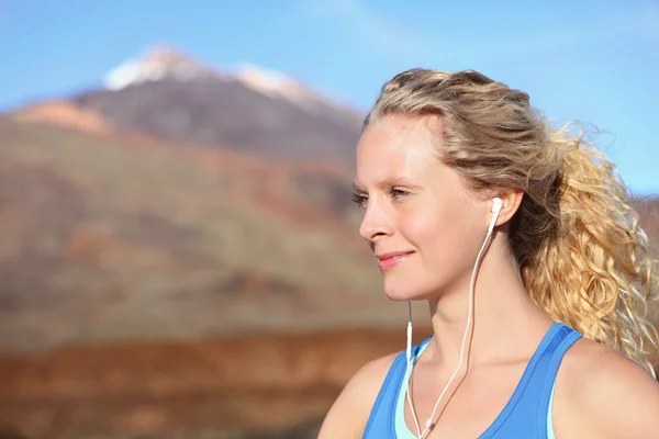 Woman running in beautiful nature — Stock Photo, Image