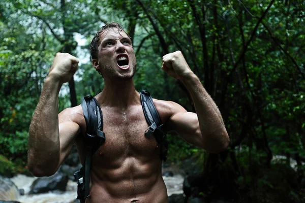 Homem na selva floresta tropical — Fotografia de Stock