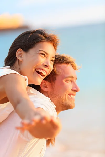 Koppel op strand plezier — Stockfoto