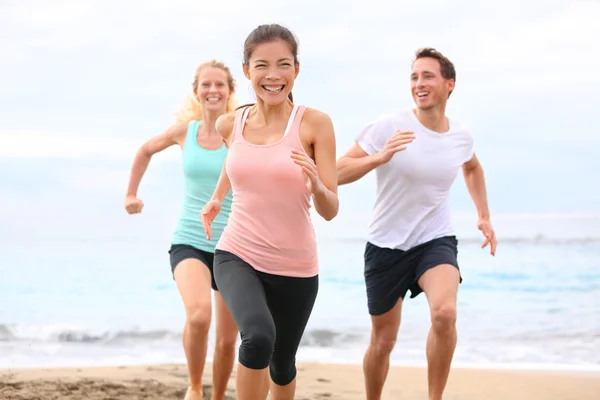 Amis courir sur la plage — Photo