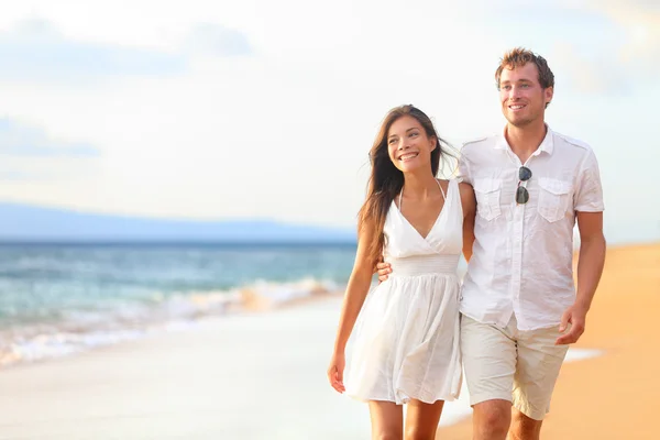 Casal andando na praia — Fotografia de Stock