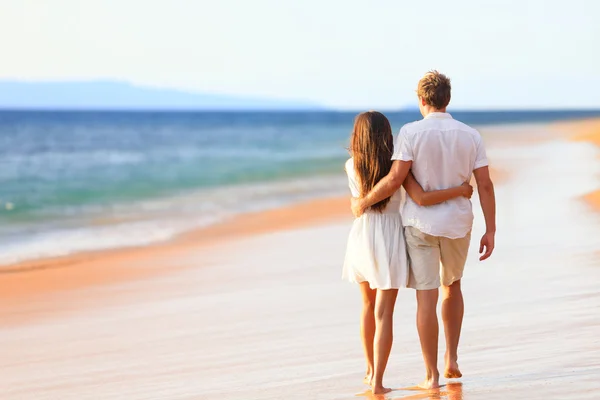 Couple marchant en vacances de lune de miel — Photo