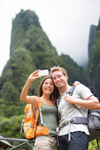 Coppia scattare selfie durante le escursioni — Foto Stock