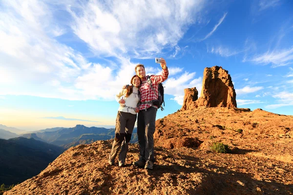 Paar macht Selfie beim Wandern — Stockfoto