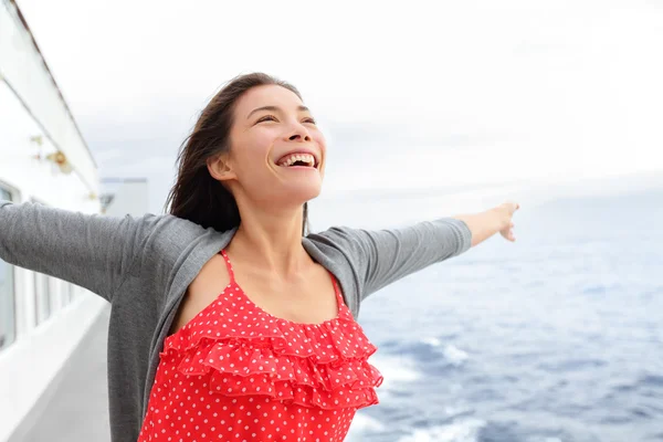 Kobieta na łodzie w szczęśliwy stanowią — Zdjęcie stockowe