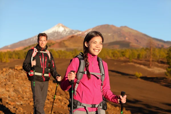 Caminhantes caminhando na paisagem da montanha — Fotografia de Stock