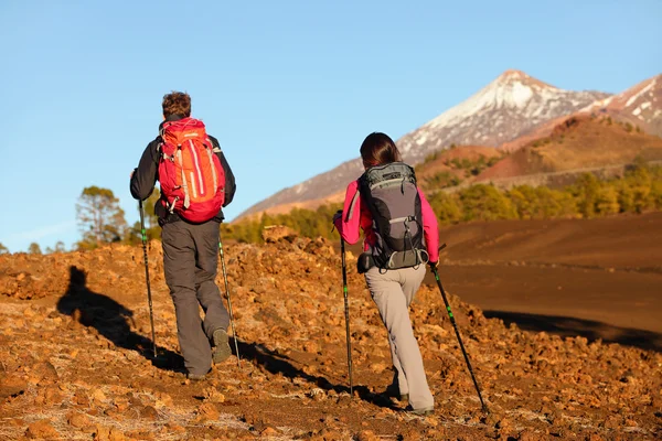 Femme et homme marchant sur le volcan Teide — Photo