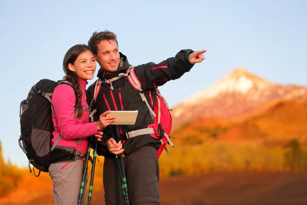 Couple using travel app or map on hike — Stock Photo, Image