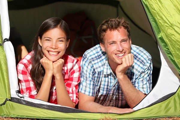 Casal acampar na barraca olhando na floresta — Fotografia de Stock