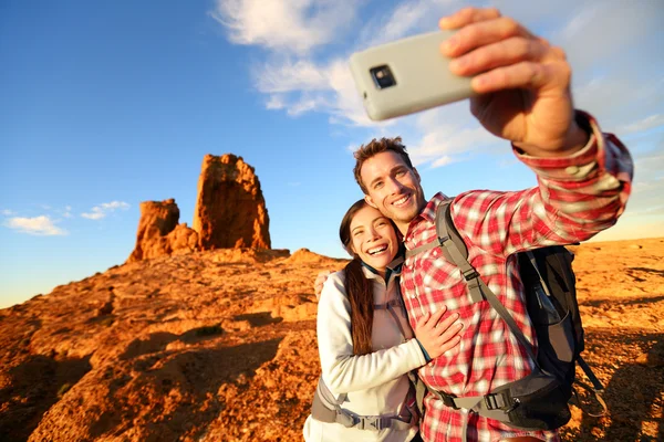 Couple taking self portrait hiking — Stock Photo, Image