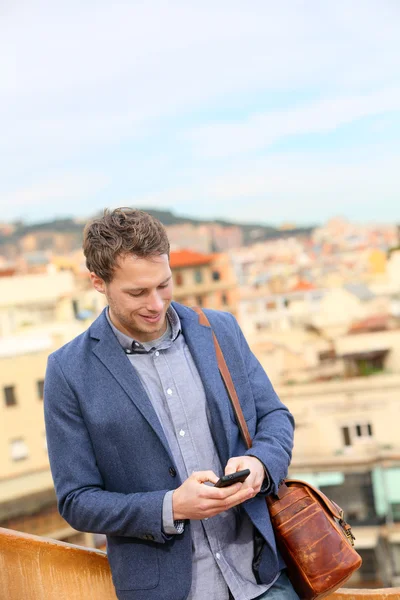 Homem de negócios urbano no smartphone — Fotografia de Stock