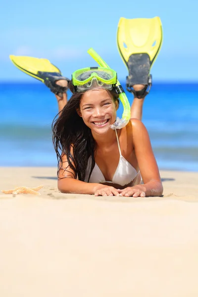 Vrouw op strand met snorkel — Stockfoto