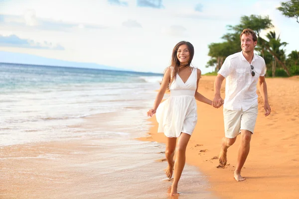 Paar lopen op romantische huwelijksreis — Stockfoto