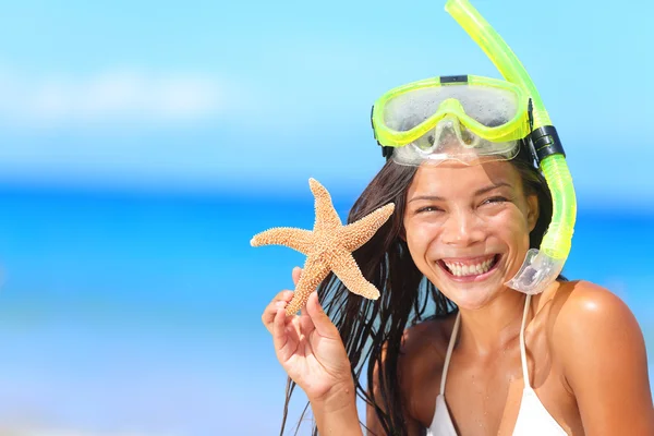 Mujer con snorkel y estrella de mar — Foto de Stock
