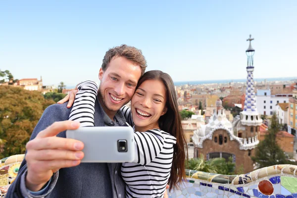 Pár mluví selfie v park guell — Stock fotografie