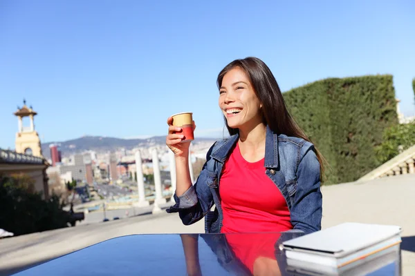 Turist kvinna dricker kaffe på café — Stockfoto