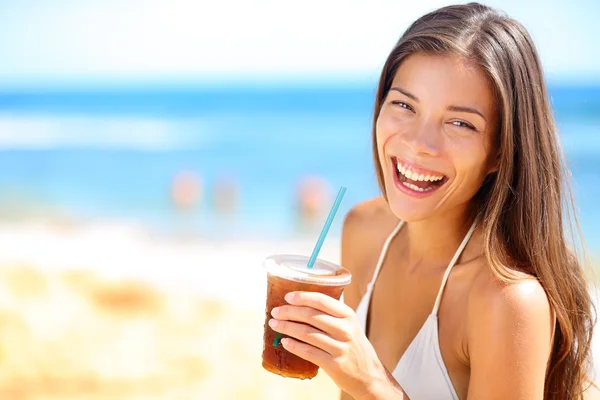 Mujer bebiendo en fiesta en la playa — Foto de Stock