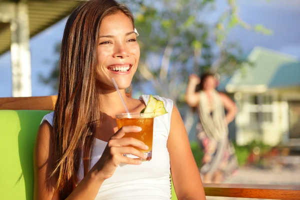 Mujer bebiendo alcohol en Hawaii —  Fotos de Stock