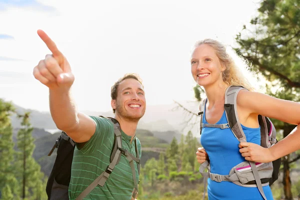 Koppel op wandeling in het bos — Stockfoto