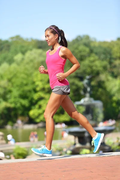 Frau joggt in New York City — Stockfoto