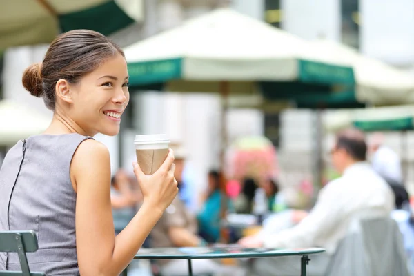 Geschäftsfrau macht Kaffeepause — Stockfoto