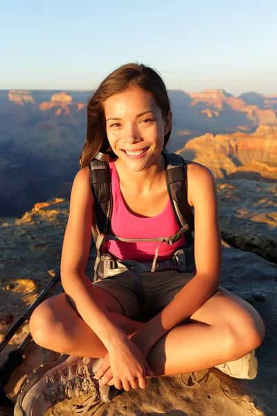笑顔の女性がハイキング — ストック写真