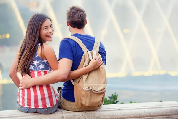 Pareja en Las Vegas disfrutando de la fuente — Foto de Stock