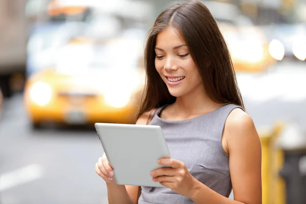 Geschäftsfrau mit Tablet in New York City — Stockfoto