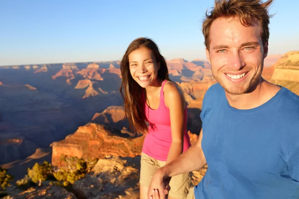 Caminhadas de casal no Grand Canyon — Fotografia de Stock