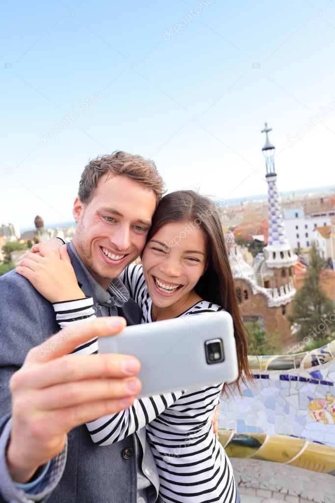 Pareja hablando selfie en Parque GÃ¼ell â€” Foto de Stock