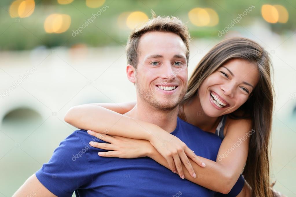 люди фотографируются png. молодая пара в обнимку. пара на белом фоне. портретная фотосессия пары. молодая пара камера.