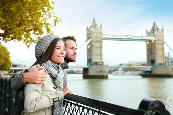 タワー ブリッジ、ロンドンでのカップル — ストック写真