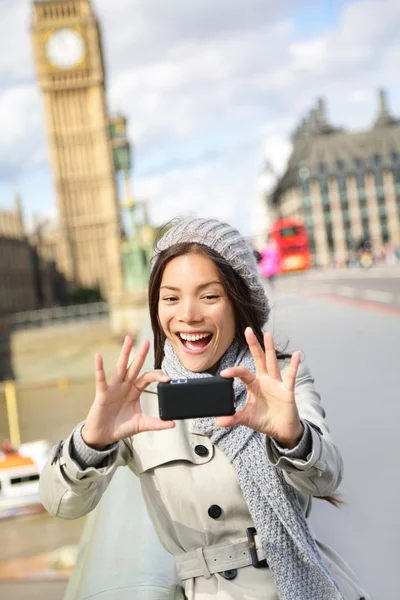 Turista en Londres tomando foto selfie —  Fotos de Stock