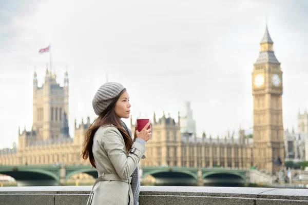 Mulher bebendo café pela ponte de Westminster — Fotografia de Stock