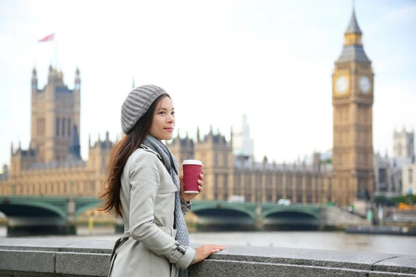 Mulher bebendo café pela ponte de Westminster — Fotografia de Stock
