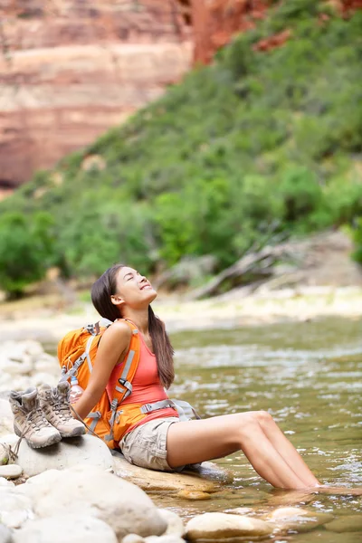 Caminhante mulher descansando pés no rio — Fotografia de Stock