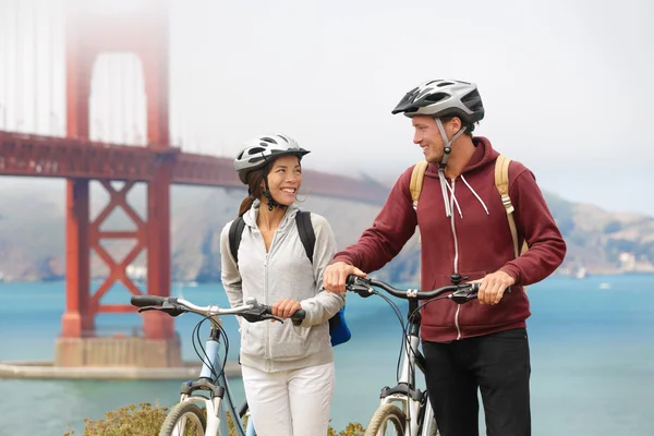 Attracties in san francisco op fiets (echt) paar — Stockfoto