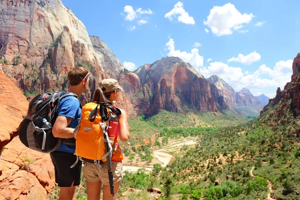 Hikers looking at view Zion National park — Stock Photo, Image