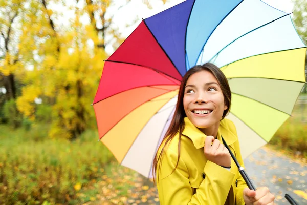 Kobieta szczęśliwa z parasol w deszczu — Zdjęcie stockowe